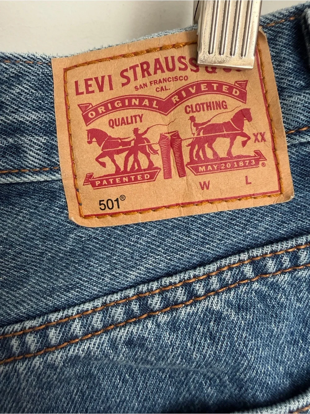 Levi’s 501 Original Distressed Cut Off Denim Shorts W26 High Rise Medium Wash - Picture 4 of 9